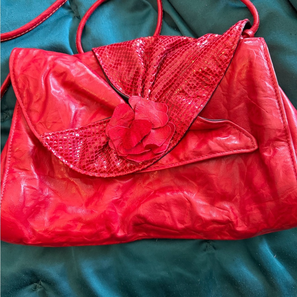 Vintage park ave. LeatherElegant Red Floral Accent Shoulder Bag